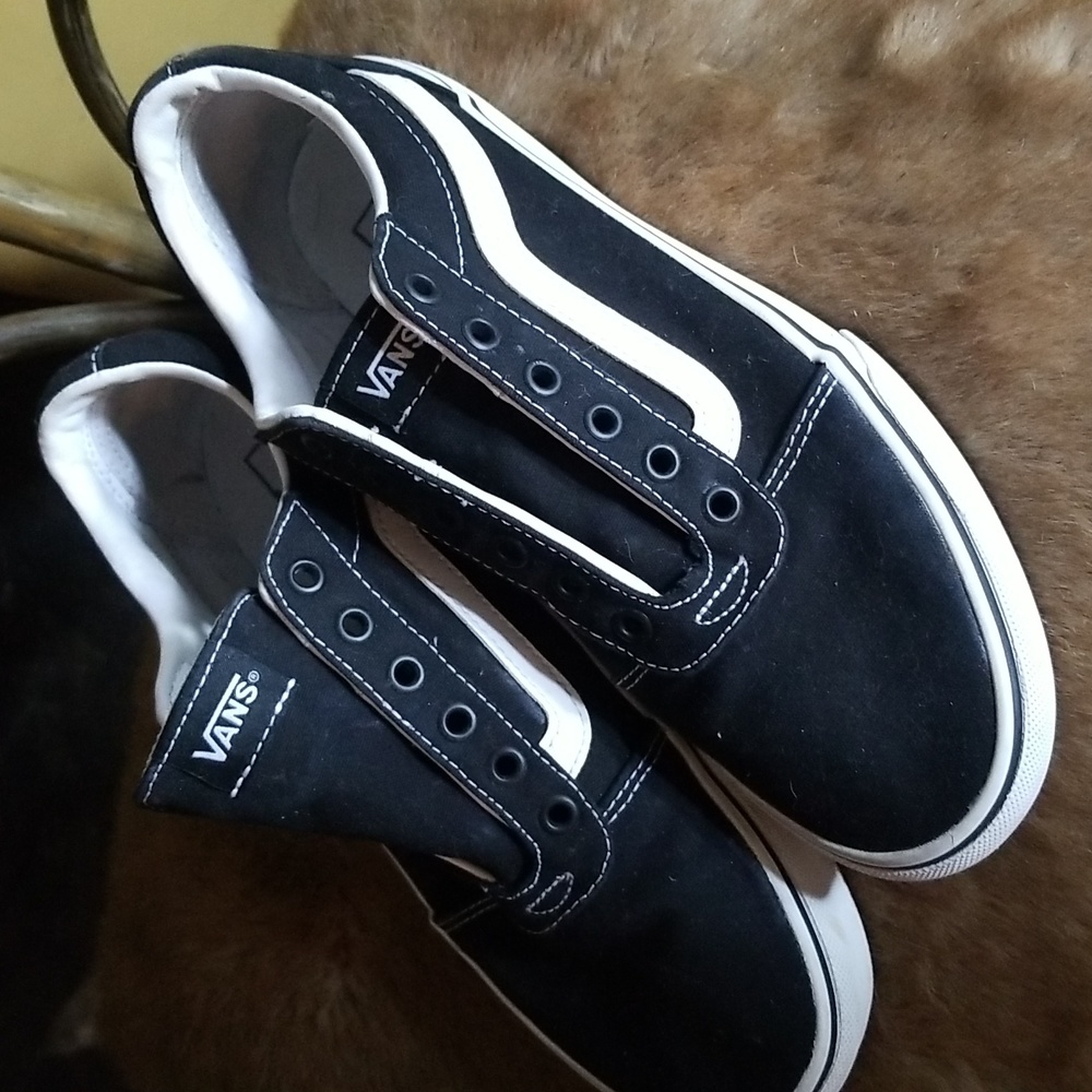 VANS OFF THE WALL BLACK & WHITE WOMENS SZ 9